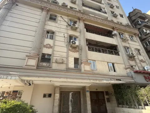 شقه لقطه مميزه جدا بالمربع الذهبي بين مكرم عبيد وعباس العقاد واجهه كامله علي ناصيتين مطله على حدائق وملاعب شاسعه غير مجروحه نهائياً