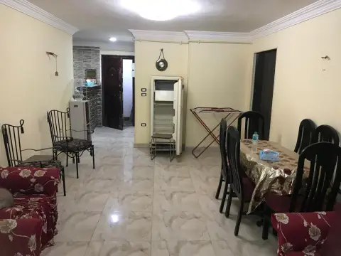 شقة للايجار بالمنطقة السادسة مدينة نصر خلف محجوب بشارع مكرم عبيد دور ارضى