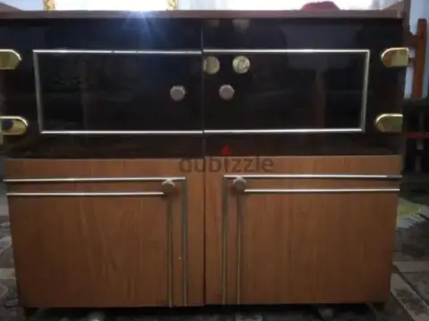 ترابيزة تلفزيون ومكتبة