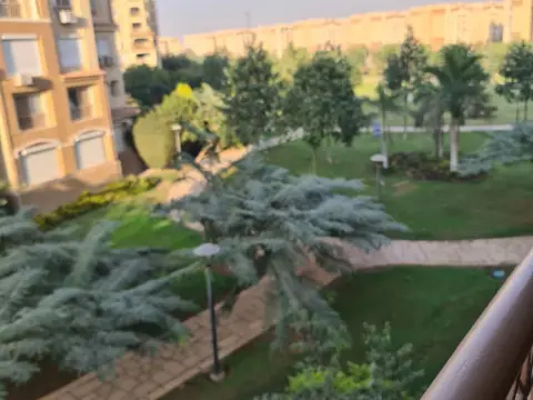 للبيع شقه فى مدينتى بالفرش كامل وفاخر فيو جاردن