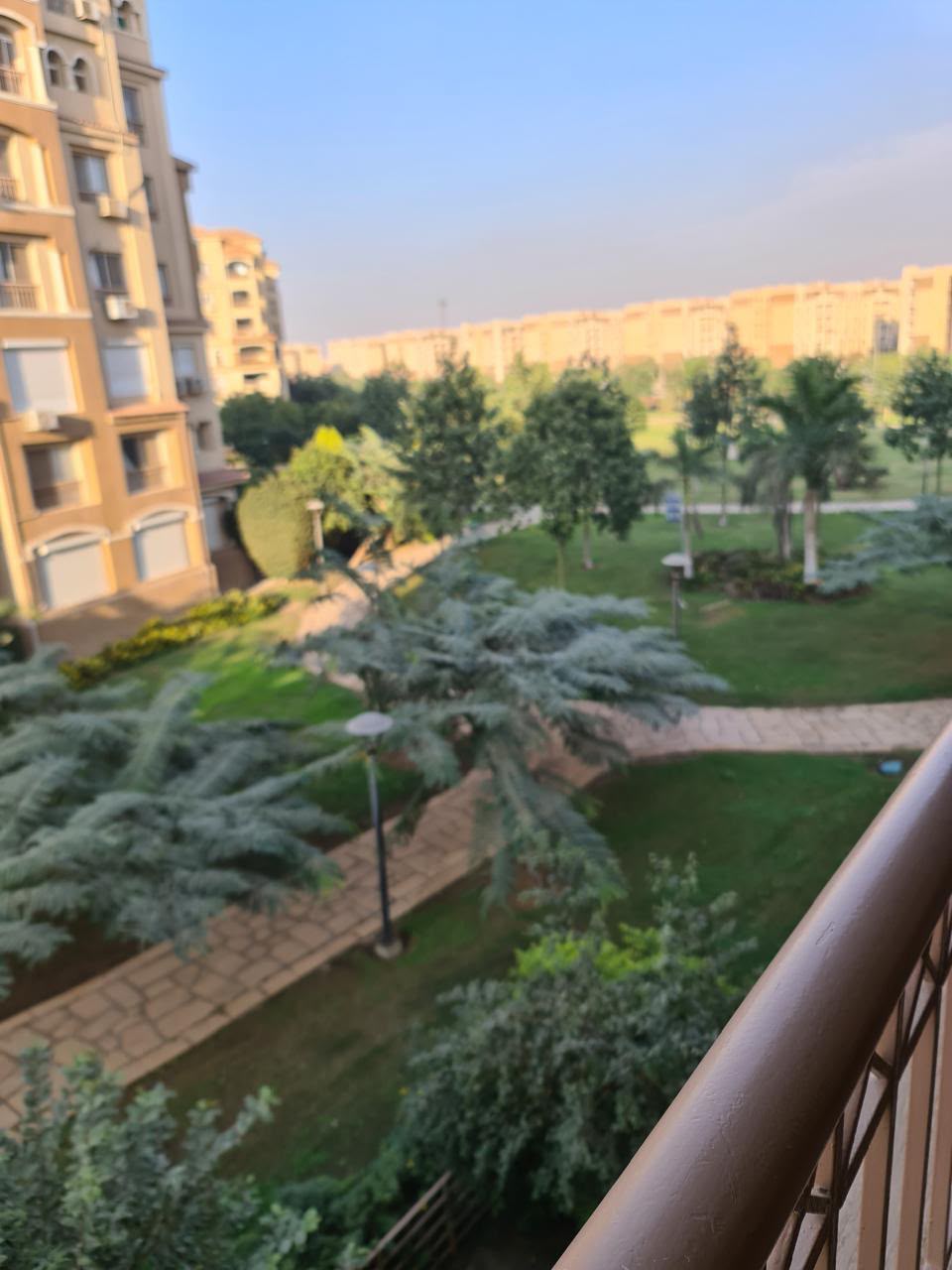 للبيع شقه فى مدينتى بالفرش كامل وفاخر فيو جاردن