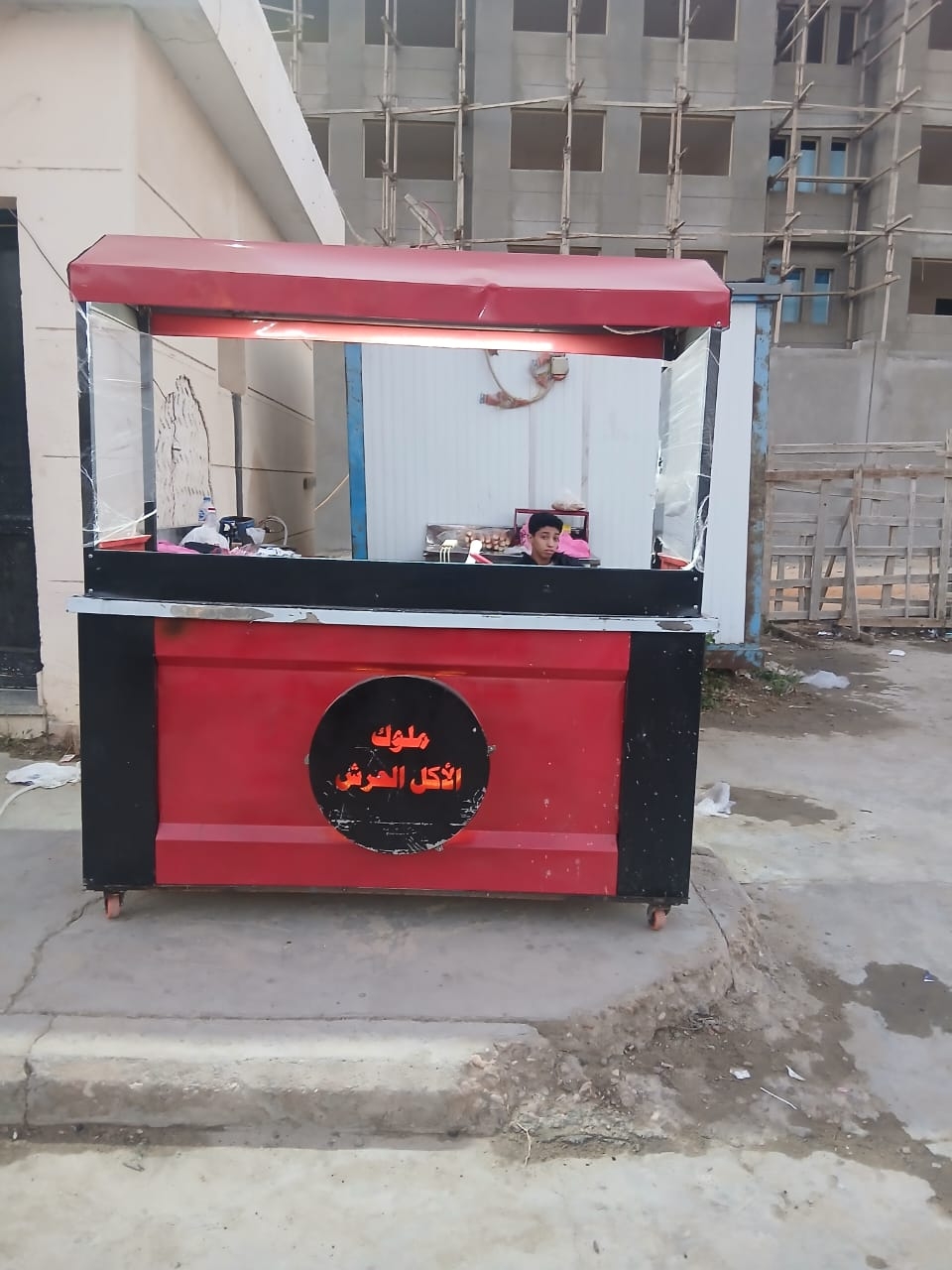 عربيه اكل مع معدات مطعم