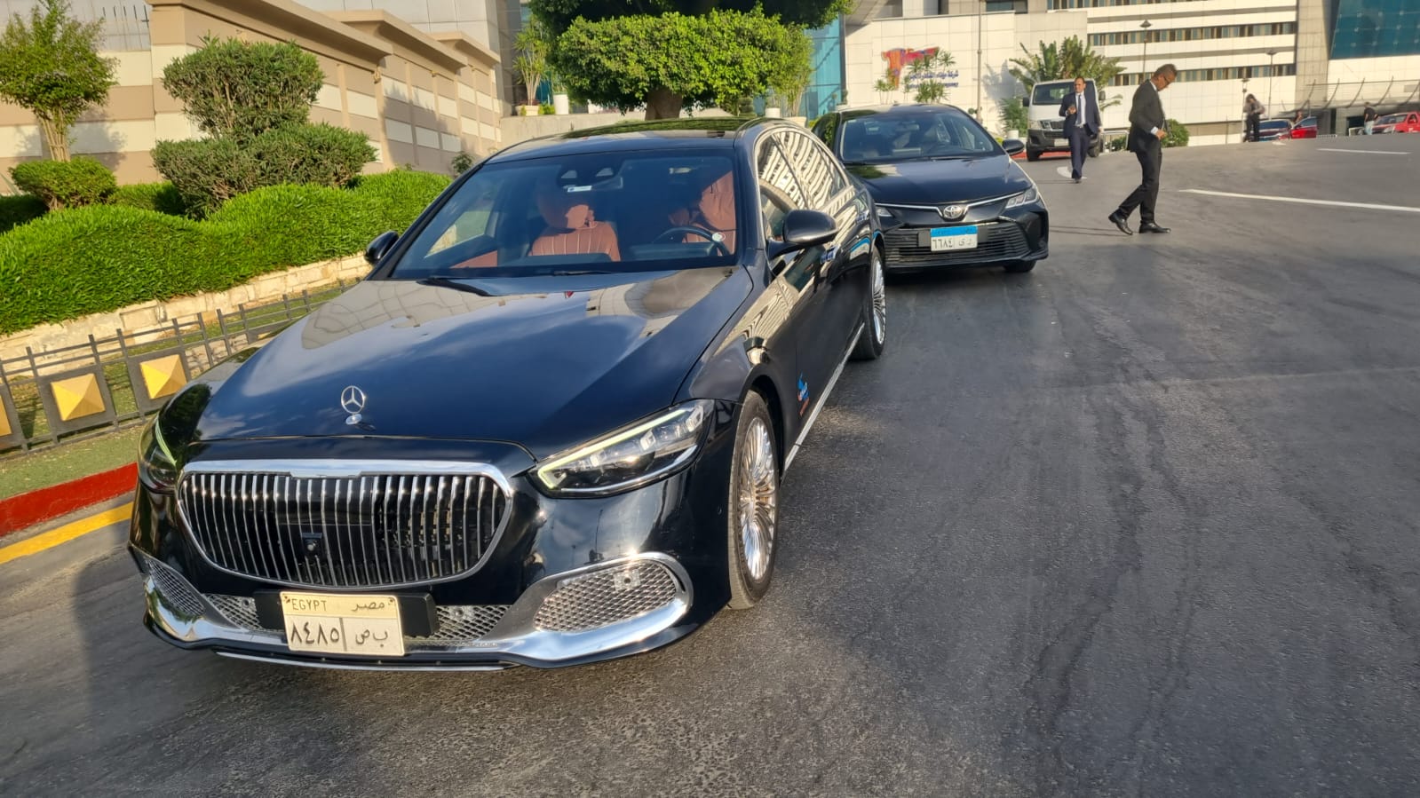 ليموزين مرسيدس مع سائق للمطار