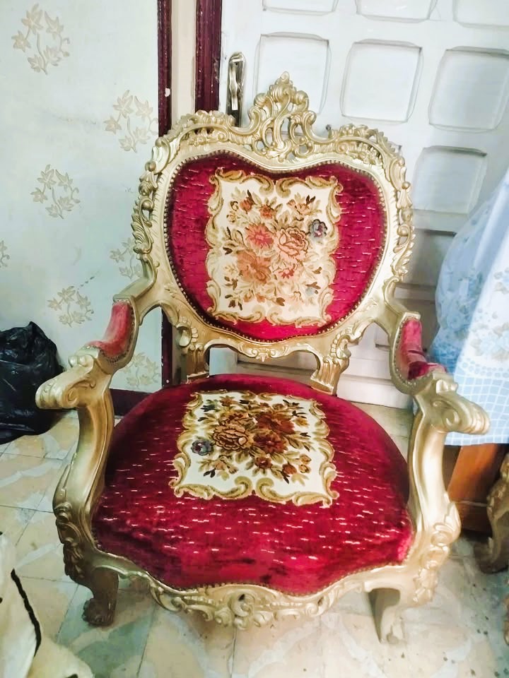 صالون مذهب خشب زان انتيك  ذوق راقي كلاسيك كنبة واربع كراسي حالة ممتازة بدون اي عيوب - العنوان عين شمس الشرقية - القاهرة