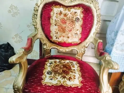 صالون مذهب خشب زان انتيك  ذوق راقي كلاسيك كنبة واربع كراسي حالة ممتازة بدون اي عيوب - العنوان عين شمس الشرقية - القاهرة